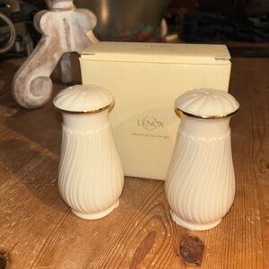 NIB Lenox ESSEX Collection Salt & Pepper Shakers Ivory Gold Trim Ribbed USA NEW